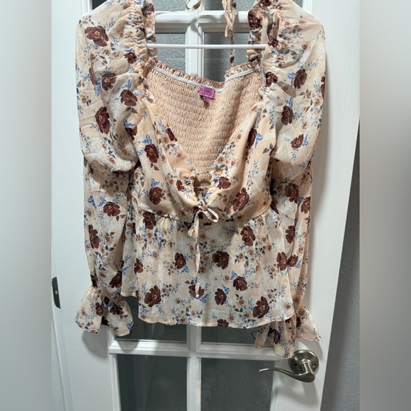 Francesca’s Lyla Key Hole Cinched Blouse - Picture 3 of 9